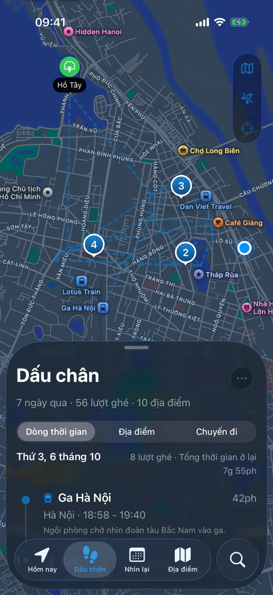 Màn hình Dấu chân của MeTrail với tóm tắt các địa điểm đã ghé và danh sách lượt ghé theo từng ngày